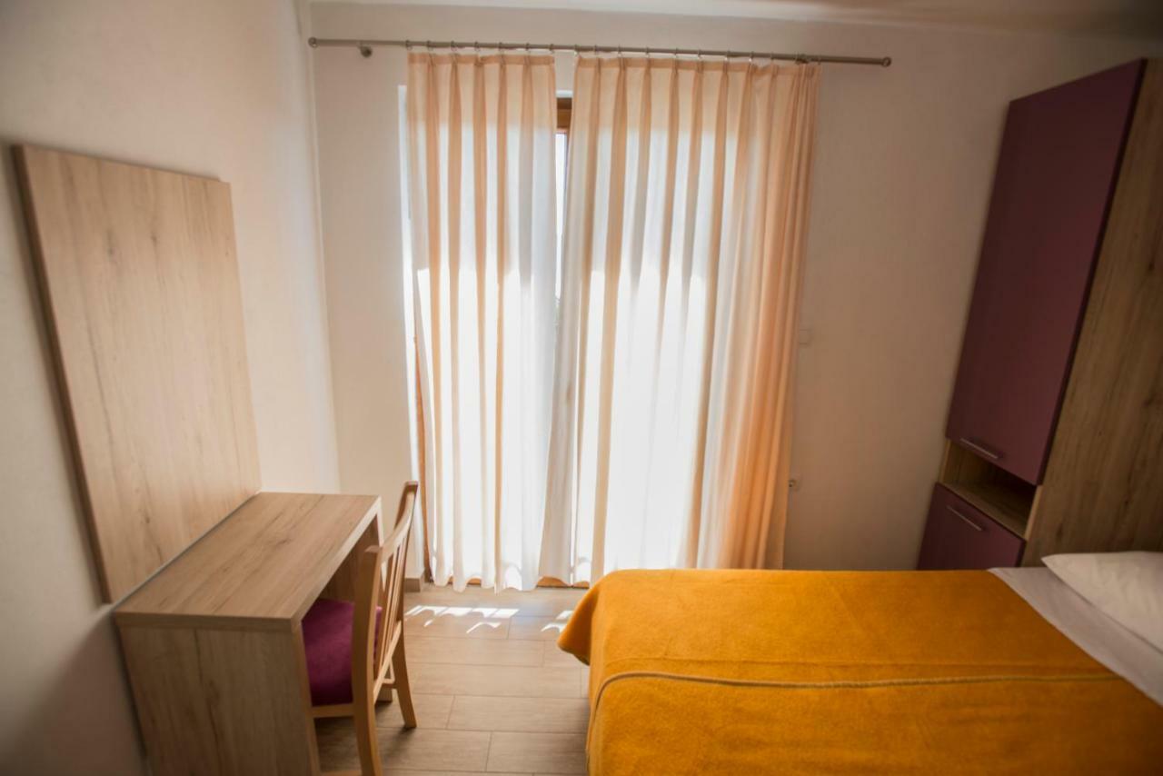 Apartmani Simic Starigrad Paklenica Buitenkant foto