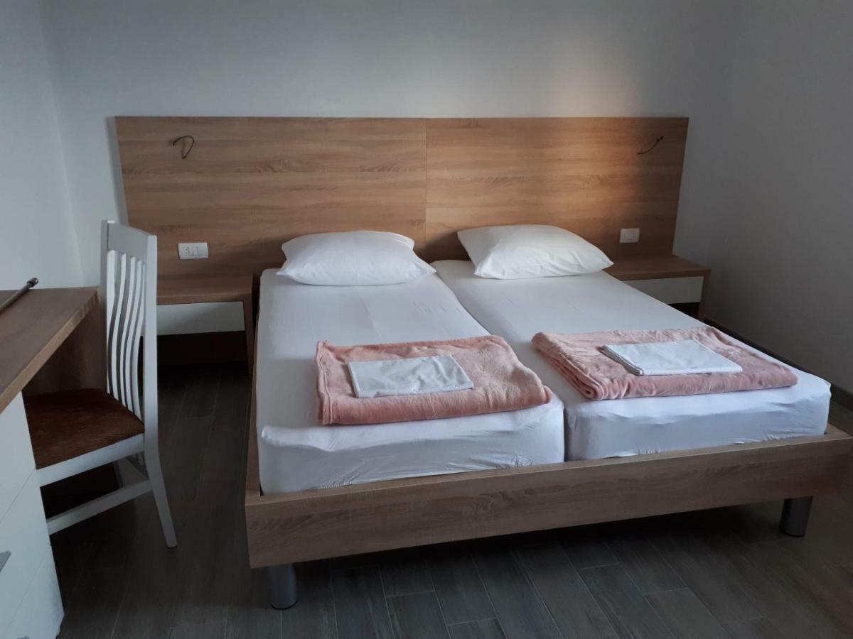 Apartmani Simic Starigrad Paklenica Buitenkant foto