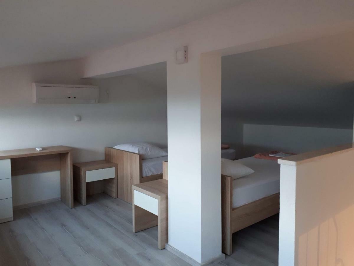 Apartmani Simic Starigrad Paklenica Buitenkant foto